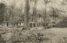 P-1130 Verwoesting te Middelburg, na den storm van 30 September 1911.. Gezicht op de schade aan bomen op het Molenwater ...