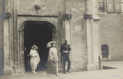P-1156 Koningin Wilhelmina en de Commissaris der Koningin in Zeeland J.W. Quarles van Ufford komen uit de poort van de ...