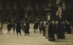 P-1160 Het openluchtspel op de Grote Markt te Middelburg, ter gelegenheid van de herdenking van de overgave van ...