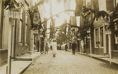 P-1175 Een versierde straat (Segeersstraat?) ter gelegenheid van de herdenking van de overgave van Middelburg door de ...