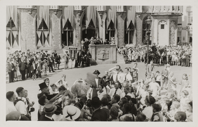 P-1194 Mensenmassa op de Markt te Middelburg tijdens het bezoek van Koningin Wilhelmina.