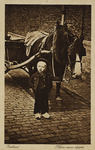 P-1285 Zeeland Klein maar dapper. Een jongetje in Walcherse dracht naast een paardenkar.
