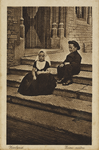 P-1286 Zeeland Even rusten.. Een jongen en een meisje in dracht zitten op de trap van het stadhuis te Middelburg.