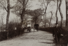 P-1299 Twee rijtuigen met paard op een straatwege op Walcheren. Op de voorgrond een man in dracht.