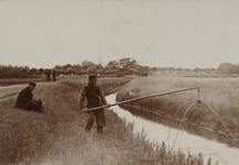 P-1306 Mannen aan het vissen in een watergang in de omgeving van Middelburg.