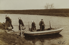 P-1317 Arnemuidse visleursters op het overzetveer van het Arnekanaal, overgezet door J. Lasoe.
