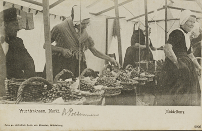P-1328 Vruchtenkraam, Markt. Middelburg. Poserende mensen in dracht in de fruitkraam op de markt in Middelburg.
