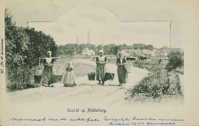 P-1329 Gezicht op Middelburg.. Vrouwen met juk op de Breeweg bij Koudekerke, op de achtergrond Middelburg.