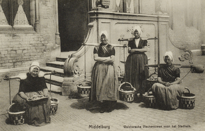 P-1331 Middelburg Walchersche Vischvrouwen voor het Stadhuis.. Poserende visvrouwen met juk voor het stadhuis te Middelburg.