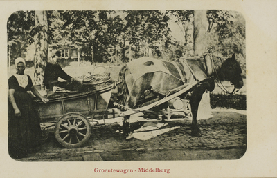 P-1342 Groentewagen - Middelburg. Een vrouw in dracht poseert bij een Walchersche groentenwagen.