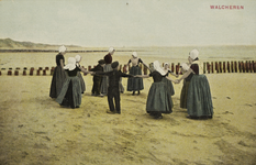 P-1351 Walcheren. Dansende vrouwen en kinderen in dracht op een van de Walcherse stranden.