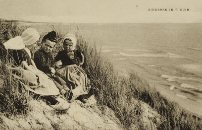 P-1369 Kinderen in 't Duin.. Drie kinderen in Zeeuwse dracht zittend in de duinenJongen draagt zogenaamd pluumpetje.
