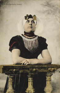 P-1382 Zuid-Bevelandsche boerin.. Een vrouw in Zuid-Bevelandse dracht, in een fotostudio.
