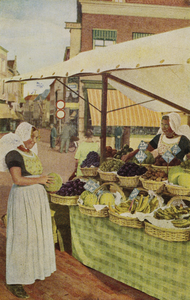 P-1403 Middelburg. Op de Markt.. Twee vrouwen in dracht bij een groentenkraam op de markt te Middelburg.