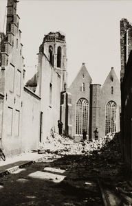 P-1449 Gezicht op de verwoestingen te Middelburg met de Nieuwe Kerk en de Abdijtoren.