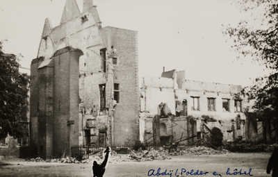 P-1453 Het verwoeste Hotel de Abdij en het Polderhuis van Walcheren te Middelburg.