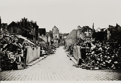 P-1479 Gezicht op de Oude Kerkstraat vanaf de Wal te Middelburg na het bombardement, met links de restanten van de ...