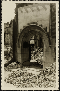 P-1513 Gezicht op de verwoeste kerk van de Vrijzinnige gemeente te Middelburg na het bombardement.