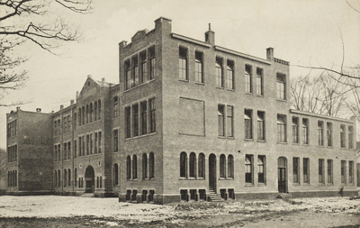 P-152 Ter Herinnering aan de opening der Nieuwe Ambachtsschool 10 Maart 1909. Gezicht op de ambachtschool te Middelburg.