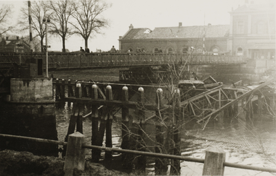 P-1559 Gezicht op de noodbrug te Middelburg met op de achtergrond het station. Rechts van de brug nog de restanten van ...