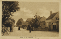 P-1597 Nieuw en St. Joosland Postweg.. Poserende mensen op de Postweg (of Rijksweg) te Nieuw- en Sint Joosland.