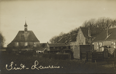 P-1621 Gezicht op de Nederlandse Hervormde kerk te Sint Laurens, met rechts de achterzijde van huize aan de Van ...
