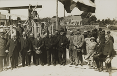 P-1631 Groep poserende mensen tijdens de eerste steenlegging van het gemeentehuis te Sint Laurens.