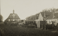 P-1648 Gezicht op de Nederlandse Hervormde kerk te Sint Laurens met rechts de achterzijde van huizen aan de Van ...