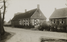 P-1651 Het huis van de heer H. Polderman aan de Noordweg te Sint Laurens, met een jongen ervoor.