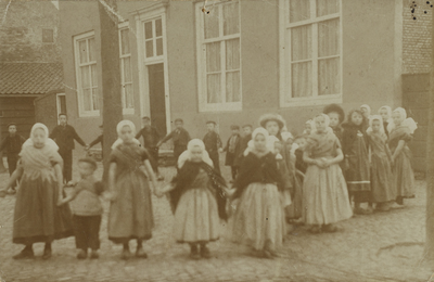 P-1657 Dansende kinderen in dracht voor de Hervormde Pastorie te Sint Laurens.