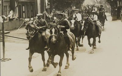 P-1675 Een groep mannen rijdend te paard door de straten van Sint Laurens tijdens de festiviteiten rond de installatie ...