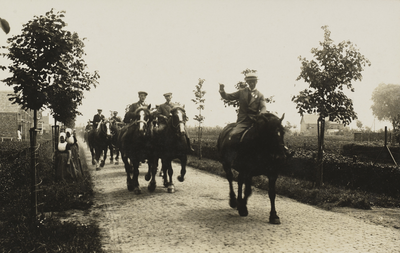 P-1677 Een groep mannen rijden te paard over een zandweg tijdens de festiviteiten rond de installatie van burgemeester ...