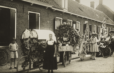 P-1678 Poserende mensen met versierde fietsen te Sint Laurens tijdens de festiviteiten rond de installatie van ...