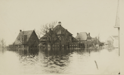 P-1682 Het gemeentehuis van Sint Laurens ten tijde van de inundatie.