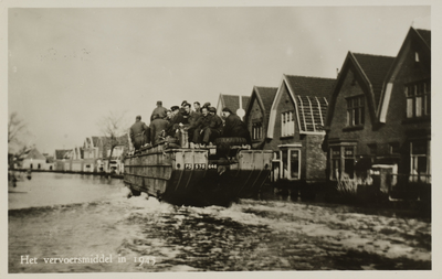 P-1683 Het vervoersmiddel in 1945. Een Dukw varend over de Noordweg te Sint Laurens.