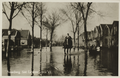 P-1686 Noordweg Sint Laurens 1944-'45. Een man te paard rijdt door de Noordweg te Sint Laurens tijdens de inundatie, ...