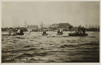 P-1688 1944-1945 Leg AF , Sint Laurens.. Roeiers te Sint Laurens tijdens de inundatie.