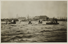 P-1688 1944-1945 Leg AF , Sint Laurens.. Roeiers te Sint Laurens tijdens de inundatie.