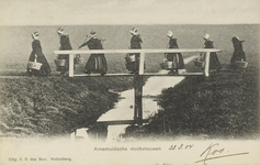P-1708 Arnemuidsche vischvrouwen. Visleursters uit Arnemuiden lopen op een bruggetje in het voetpad Arnemuiden-Middelburg.