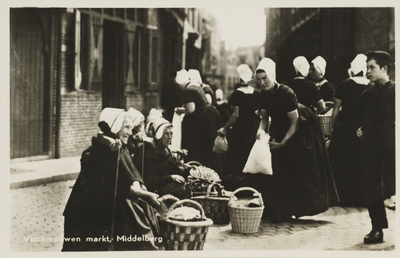 P-1710 Vischvrouwen markt, Middelburg. Arnemuidse visvrouwen op de Markt (hoek met de Gravenstraat) in Middelburg.