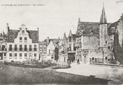 P-194 Middelburg Societeit St Joris . De Balans te Middelburg met op de achtergond de Sint Jorisdoelen met op het dak ...