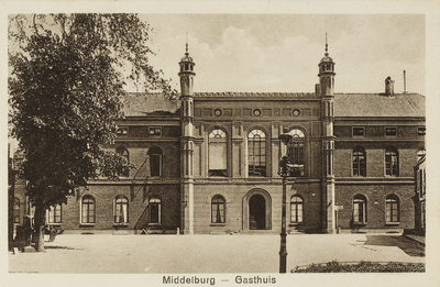 P-308 Middelburg - Gasthuis. Gezicht op het Gasthuis aan het Noordpoortplein te Middelburg.