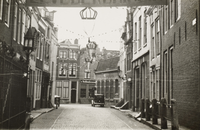 P-358 Gezicht door de versierde Kapoenstraat op de Wal te Middelburg met linksvoor het hek bij de Nieuwe kerk