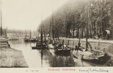 P-366 Kinderdijk - Middelburg. Gezicht op enkele schepen ter hoogte van de Kinderdijk te Middelburg.