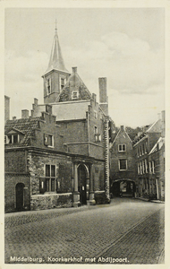 P-404 Middelburg. Koorkerkhof met Abdijpoort.. Gezicht op het Koorkerkhof en het abdijcomplex met de abdijpoort te ...