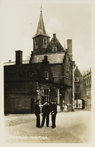 P-405 Middelburg, Abdij-Poort.. Gezicht op het Koorkerkhof bij het abdijcomplex te Middelburg met drie mannen in dracht.