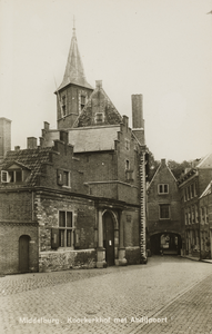 P-418 Middelburg. Koorkerkhof met Abdijpoort. Gezicht op het Koorkerkhof en de abdijpoort te Middelburg