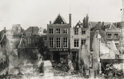 P-461 De restanten na de brand op 7 december 1929 in Grand Hotel Verseput, en negen andere panden, aan de Lange Delft ...