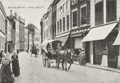 P-472 Middelburg. Lange Delft.. Gezicht op de Lange Delft te Middelburg met een paar in een rijtuig met paard.