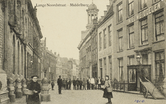 P-508 Lange Noordstraat - Middelburg. Poserende mensen in de Lange Noordstraat te Middelburg met links de gevel van het ...